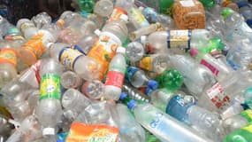 Après le rejet du Sénat fin septembre, le gouvernement temporise sur la consigne des bouteilles en plastique en proposant des expérimentations à l'horizon 2023. 