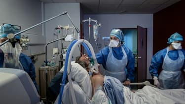 Une unité de soins intensifs au sein de l'hôpital privé de la Loire, à Saint-Etienne, le 6 novembre 2020
