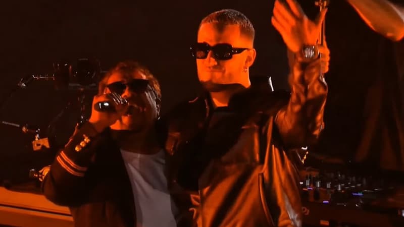 Cheb Khaled (à gauche) et DJ Snake (à droite), lors du concert de DJ Snake au Parc des Princes le 11 juin 2022.