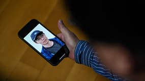 Un père regarde une vidéo générée par intelligence artificielle de son fils décédé un an plus tôt.