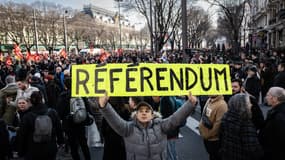 Un manifestant réclamant un référendum lors d'une mobilisation contre la réforme des retraites en février 2023