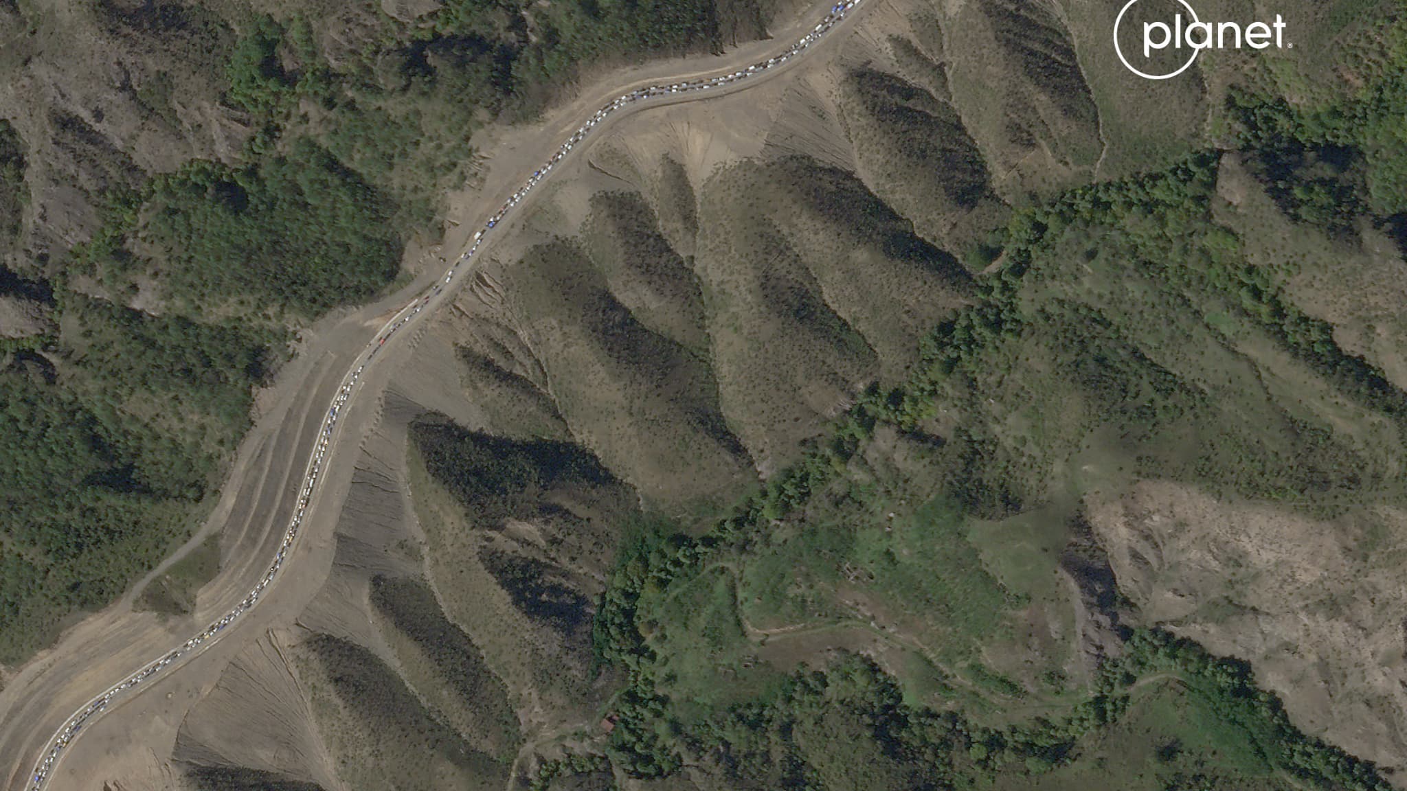 L'autoroute entre Kornidzor et Stepanakert dans le district de Lachin en Azerbaïdjan, où les réfugiés arméniens affluent du Haut-Karabagh. L'autoroute entre Kornidzor et Stepanakert dans le district de Lachin en Azerbaïdjan, où les réfugiés arméniens affluent du Haut-Karabagh.