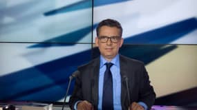 Le présentateur de LCP Frédéric Haziza, lors de la diffusion d'une émission le 14 mai 2013, à Paris