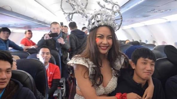 Les mannequins et l'équipe du Vietnam U23