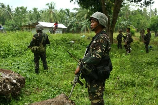 A soldat philippin patrouille le 10 mai 2017 sur l'île de Mindanao A soldat philippin patrouille le 10 mai 2017 sur l'île de Mindanao