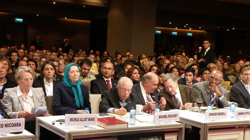 Un parterre de prestige était présent à la conférence organisée par les Moudjahidines du peuple iranien, à la Mutualité. Octobre 2013.