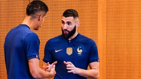 Karim Benzema en discussion avec Raphaël Varane chez les Bleus en novembre 2022 