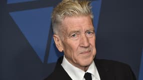 Le cinéaste américain David Lynch arrive pour assister au 11e gala annuel des Governors Awards organisé par l'Academy of Motion Picture Arts and Sciences au Dolby Theatre à Hollywood, le 27 octobre 2019.