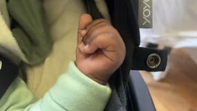 La main d'un bébé d'un mois, à Lyon (Rhône) fin août 2024.
