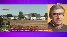 Gens du voyage : un maire s'assoit pour barrer la route