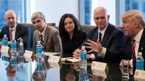 En 2016, Donald Trump, président des Etats-Unis, et Mike Pence, vice-président, recevaient cordialement les dirigeants des géants de la tech : Jeff Bezos (Amazon), Sheryl Sandberg (Amazon) et Larry Page (Google).