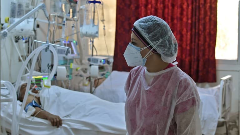 Une docteure dans un hôpital de campagne dédié à la lutte contre le Covid-19, à Kairouan (centre de la Tunisie), le 4 juillet 2021