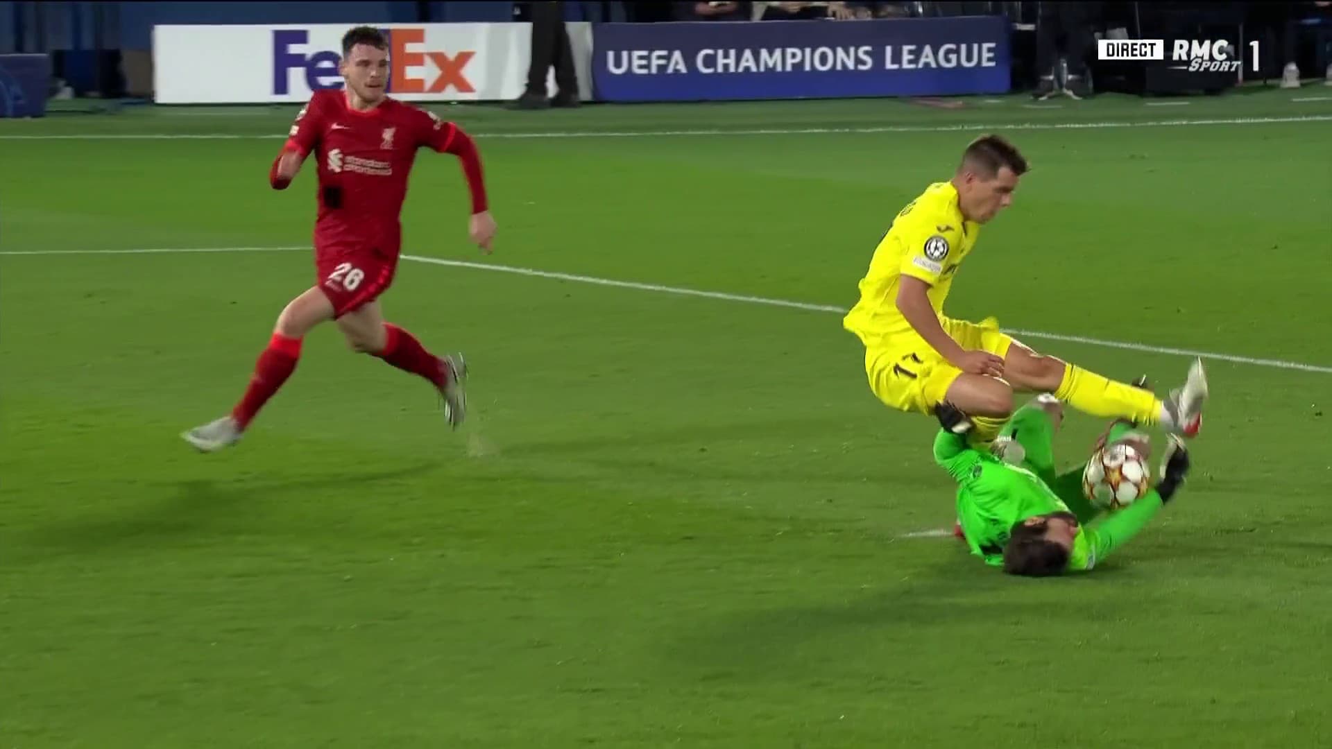 Alisson Becker déséquilibre Giovani Lo Celso après avoir contré le ballon Alisson Becker déséquilibre Giovani Lo Celso après avoir contré le ballon