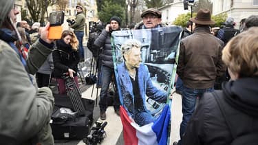Das fans de Johnny Hallyday, le 6+ décembre 2017, près de la maison du chanteur à Marnes-la-Coquette.