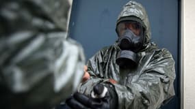 Un soldat du 2e régiment de dragons, le seul de l'armée française spécialisée dans la défense nucléaire, bactériologique et chimique.