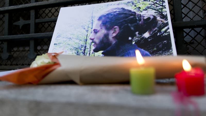 Des bougies et des fleurs déposées devant une photo de Rémi Fraisse.
