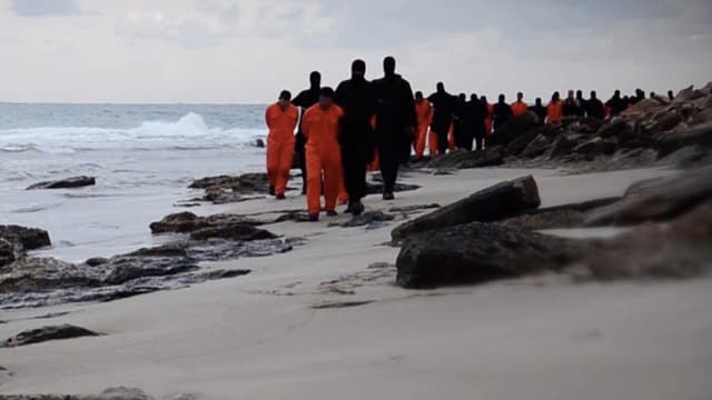 Capture de la vidéo de l'exécution de chrétiens d'Egypte, revendiquée par l'Etat islamique et filmée dans la province de Tripoli, en Libye. 