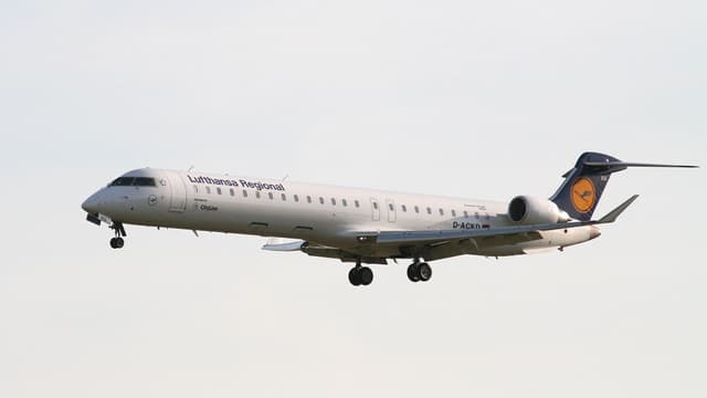 Le biréacteur CRJ900, modèle commandé par American Airlines, est notamment utilisé dans la flotte de la compagnie allemande Lufthansa. 
