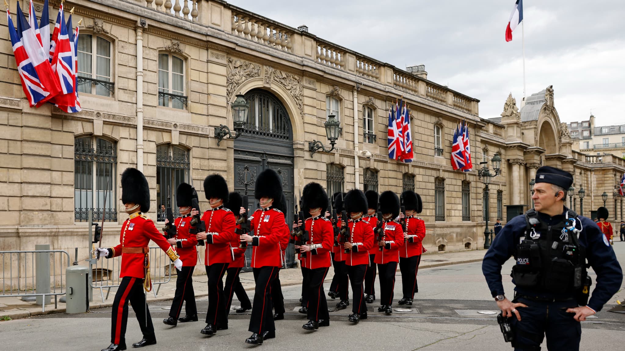 Des gardes royaux britanniques de la 7e compagnie des Coldstream Guards marchent dans la rue devant le palais de l'Élysée, avant de se rendre dans la cour, à Paris, le 8 avril 2024. Des gardes royaux britanniques de la 7e compagnie des Coldstream Guards marchent dans la rue devant le palais de l'Élysée, avant de se rendre dans la cour, à Paris, le 8 avril 2024.
