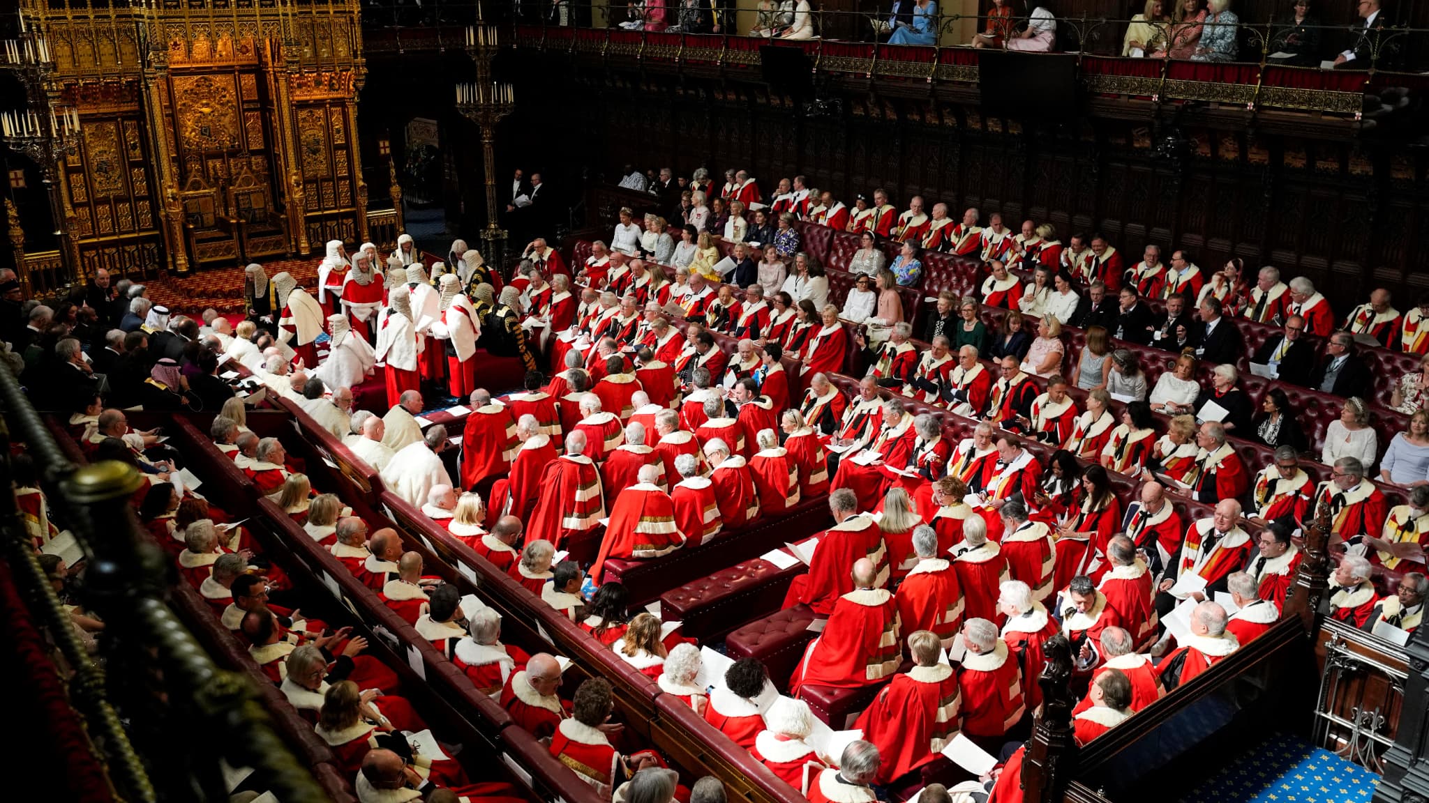 Les membres de la Chambre des Lords, vêtus de leur robe rouge de cérémonie, sont assis dans la Chambre des Lords, en attendant l'ouverture officielle du Parlement, dans les Chambres du Parlement, à Londres, le 17 juillet 2024. Les membres de la Chambre des Lords, vêtus de leur robe rouge de cérémonie, sont assis dans la Chambre des Lords, en attendant l'ouverture officielle du Parlement, dans les Chambres du Parlement, à Londres, le 17 juillet 2024.