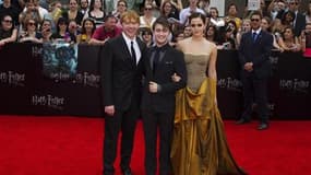 Lors de la première à New York, les acteurs Rupert Grint, Daniel Radcliffe et Emma Watson (de gauche à droite).Le huitième et dernier épisode de la saga Harry Potter a engrangé la somme record de 92,1 millions de dollars aux guichets lors de son premier j