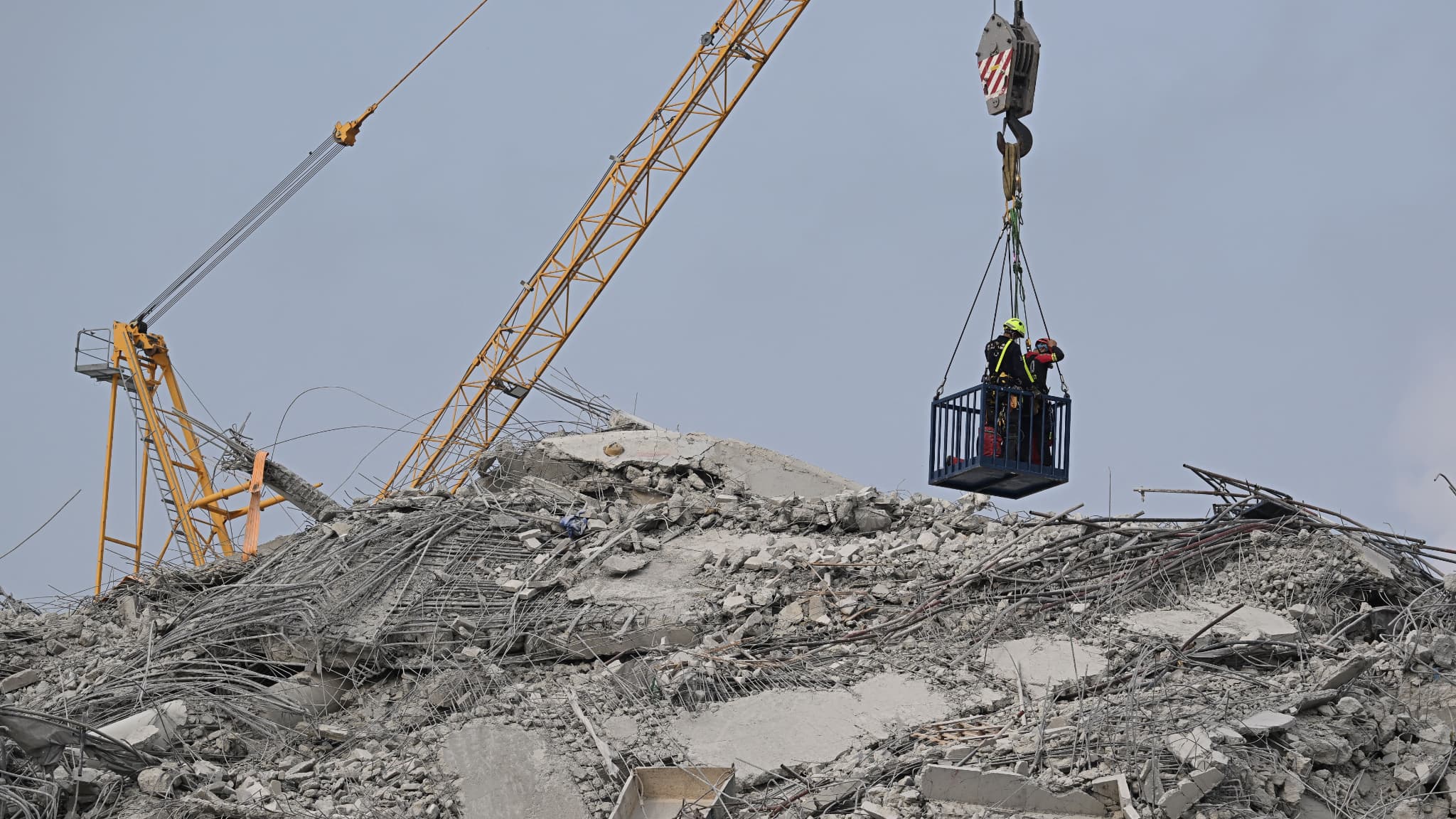 Des secouristes menant des recherches à Bangkok, le 30 mars 2025, à l'endroit où un immeuble en construction s'est effondré.