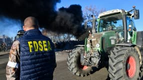 Un agriculteur sur un barrage établi à hauteur de Nîmes, le 25 janvier 2024

