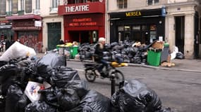 Les déchets s'amoncellent dans les rues de Paris.