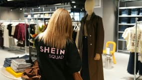 Une employée de Shein dans le premier magasin physique du géant de l'e-commerce asiatique installé au BHV à Paris, le 5 novembre 2025