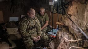 Un soldat de la 42e brigade d'artillerie observe les écrans diffusant les images des caméras des drones FPV pilotés par ses collègues, ainsi que les opérations de piratage qu'ils mènent sur les signaux des drones russes dans le district de Vovchansk, dans la région de Kharkiv, en Ukraine, le 18 juin 2024.