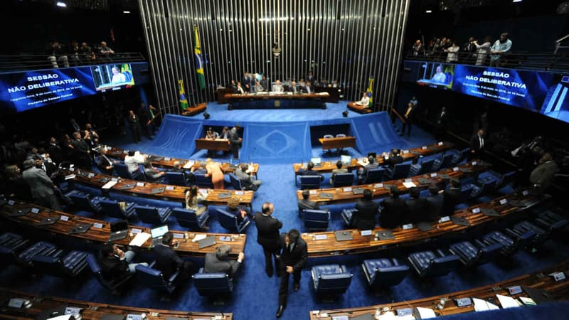 Le Sénat brésilien va débattre de l'ouverture d'un procès en destitution de Rousseff.