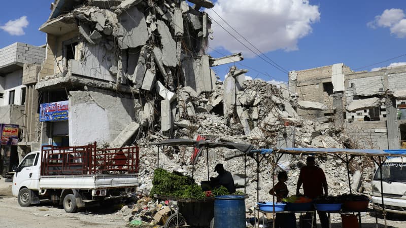 Des habitants achètent des fruits et légumes dans un marché à Raqqa, le 17 mai 2018.