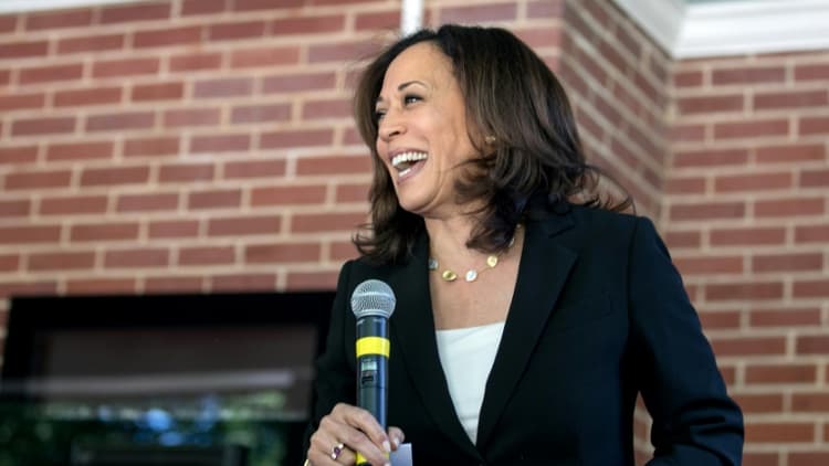 Maintes Fois Pionnière, Kamala Harris Se Rêve En Première Vice ...