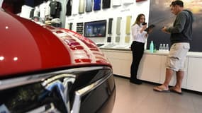 Une Tesla Model 3 dans un store de la marque. Ce sont les difficultés de production de cette voiture qu'a tenté d'expliquer Elon Musk à la télévision américaine.