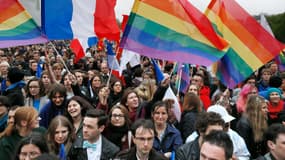 Des partisans du mariage pour tous attendent le début du "Concert pour tous", place de la Bastille, mardi 21 mai à Paris.