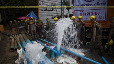 L'eau de la grotte est pompée afin de faciliter l'accès des secours