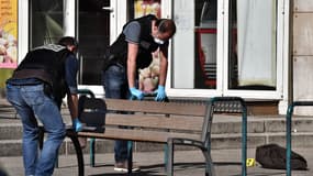 Deux policiers à Romans-sur-Isère, après l'attaque au couteau, le 4 avril 2020.