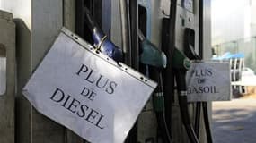 Les préfectures de l'Eure et de la Seine-Maritime, en Haute-Normandie, ont imposé des restrictions à la consommation de carburant par les particuliers en raison de pénuries d'essence. /Photo d'archives/REUTERS/Gonzalo Fuentes