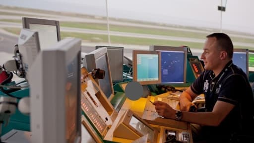Un contrôleur aérien (ici à Nice) travaille officiellement 32 heures par semaine.