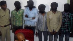 Les six hommes suspectés du viol d'une touriste suisse ont été montrés à la presse par la police indienne, le 17 mars 2013.