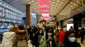 Devant les Galeries Lafayette à Paris, le 30 janvier 2021. La timide reprise de l'économie au premier trimestre vient notamment du léger redressement de la consommation des ménages