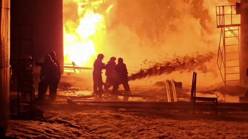 Des pompiers travaillant pour éteindre un incendie dans un dépôt pétrolier de la région de Koursk après une frappe de drones en février 2024 (photo d'illustration).