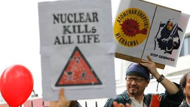 Plusieurs milliers de manifestants antinucléaires ont défilé samedi dans le quartier de Shibuya dans le centre de Tokyo, saluant l'appel du Premier ministre à fermer une centrale atomique du centre du Japon pour raisons de sécurité, et l'invitant à en fer