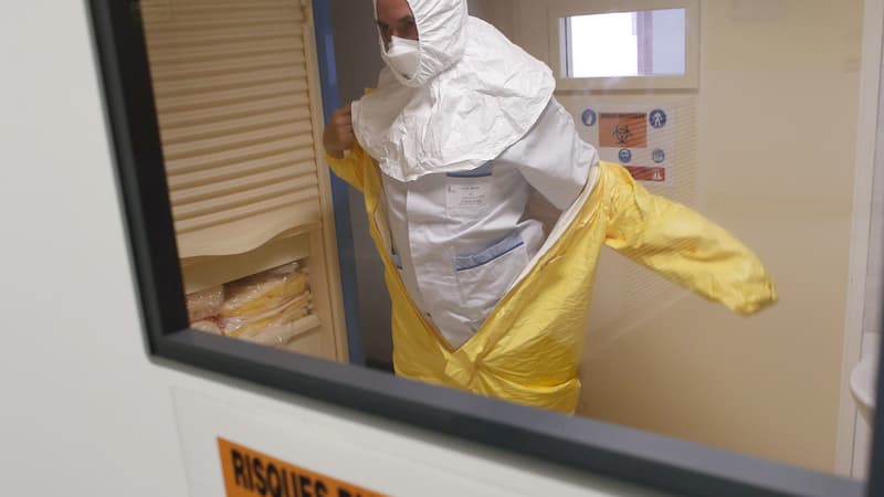 Une infirmière militaire revêt la tenue de protection contre le virus Ebola, à l'hôpital Bégin, à Saint-Mandé, le 4 septembre 2014.