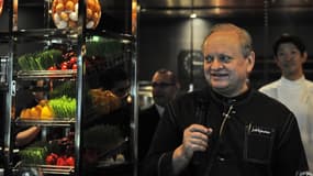 Le chef cuisinier Joël Robuchon, le 27 avril 2011 à Singapour. 