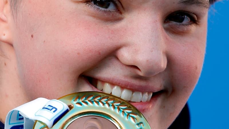 Mélanie Hénique savoure sa médaille de bronze mondiale sur 50 m papillon.