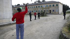 Les détenus de la prison de Casabianda (Haute-Corse) lors d'une partie de pétanque 