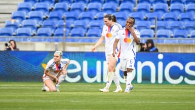 Ellie Carpenter, Vanessa Gilles et Melchie Dumornay têtes basse lors d'OL-Arsenal, le 27 avril 2025.