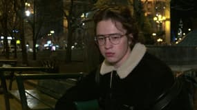 Un habitant de Kiev, croisé dans les rues de la capitale lundi 21 février. 