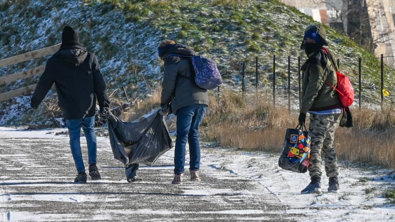 Trois personnes migrantes se rendant à une distribution de nourriture à Calais